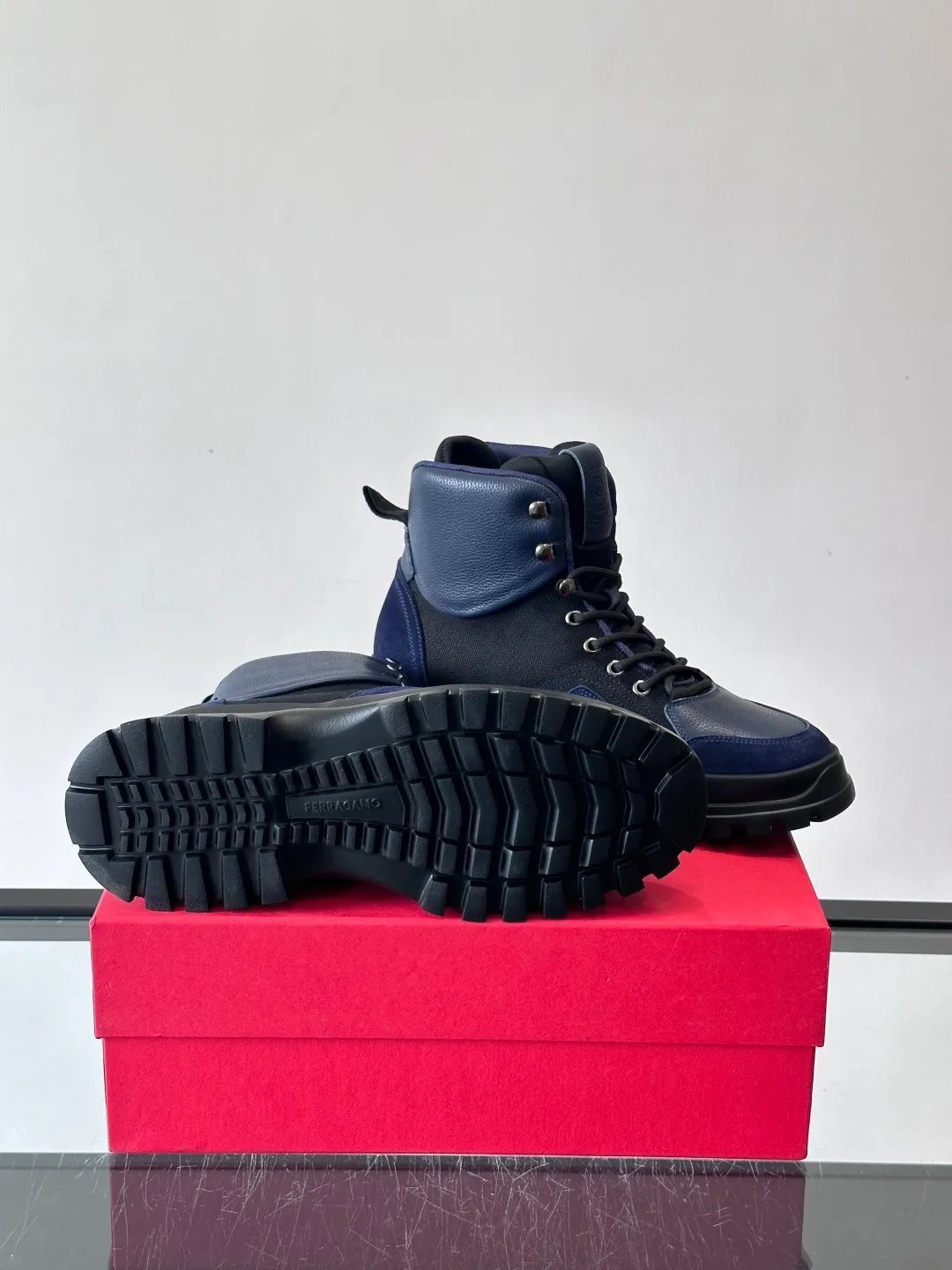 Men's shoes 💰960 Ferragamo's thick-soled lace-up short boots are made of suede + fabric splicing. They have a delicate texture and are breathable. The black rubber thick soles are wear-resistant and have strong traction. They can be worn every day outdoors! The shoelaces are super vibrant and the metal fastener details are perfect. The boot shaft is adjustable, comfortable and stable to wear. It goes well with workwear style or casual style in autumn and winter. It is warm and fashionable. It is suitable for outdoor activities or daily commuting! size: 39-44 (customized at 38.45.46)
